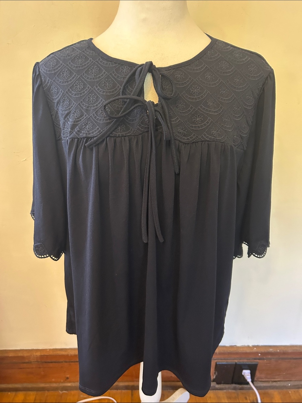 Adrianna Papell  Navy Tie-Front scalloped short sleeve Blouse Size XL EUC